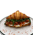 Круассан с лососем и рукколой